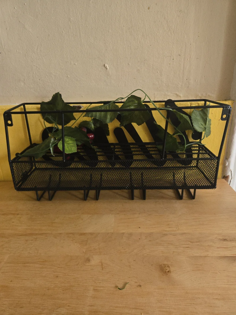 Black Metal Wall Wine Glass Holder